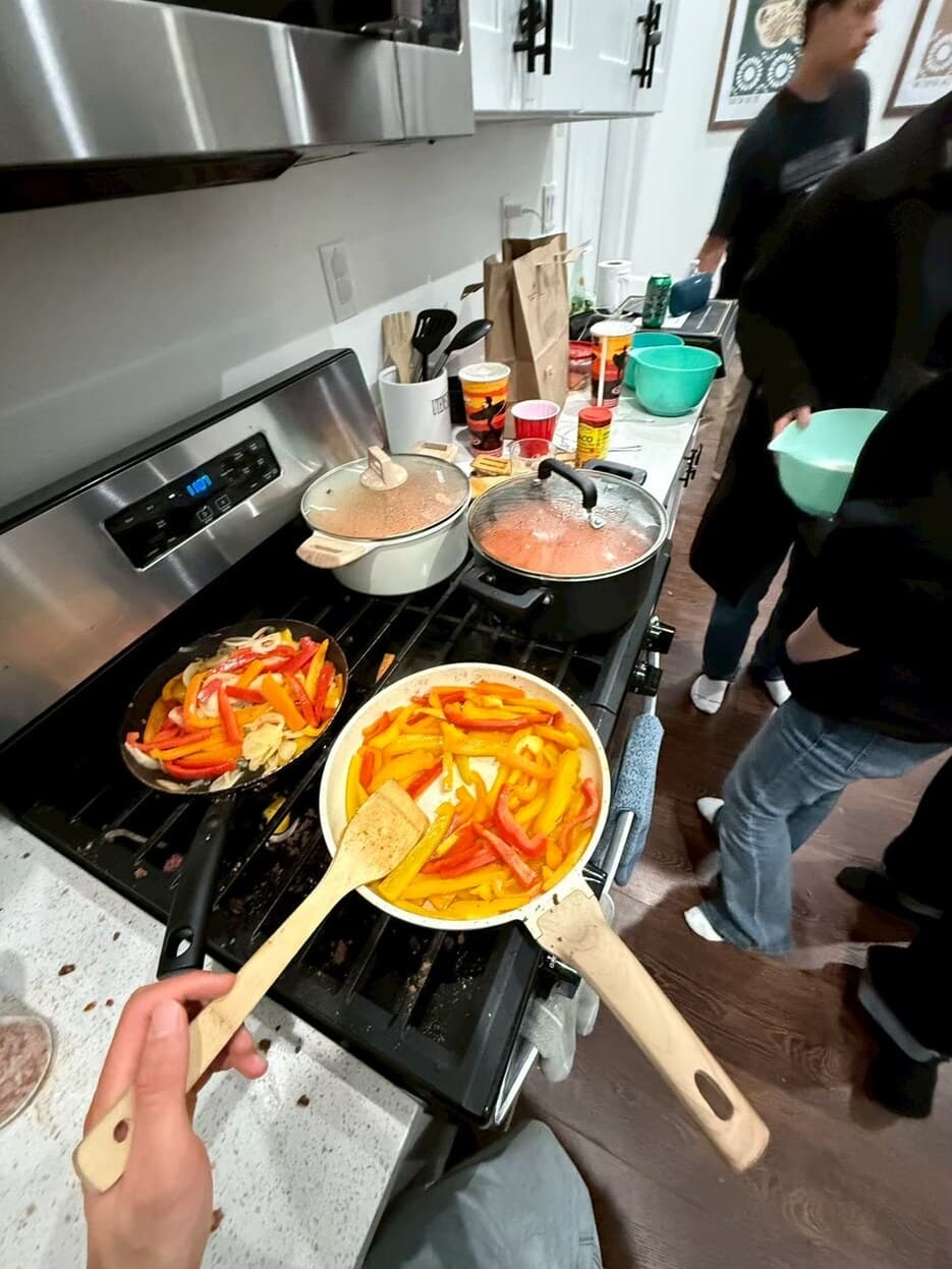 みんなで料理をする様子